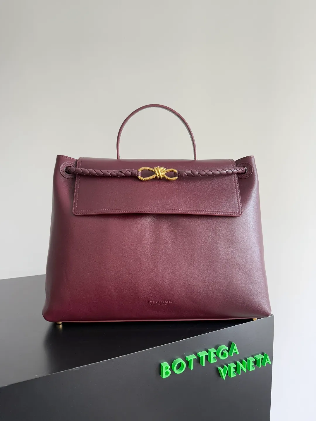 Batch 3160 BottegaVeneta Latest Ciao Ciao Bag Silky cowhide two-way flap handbag with signature twist detail, hidden hook closure, flap can be fastened to the front or attached to the INTRECCIATO woven internal pocket, comes with an adjustable and removable crossbody strap, internal compartment, and also features a zippered pocket. The surprise flap has various shapes. Style 1 - Cover the bag surface, exposing the knot and knot decoration. Style 2 - Place the flap inside the bag. A buckle is also designed. Style 3 - The U-shaped position of the top handle in the hand bag. Style No.: 826195 Size: 42*32*15cm